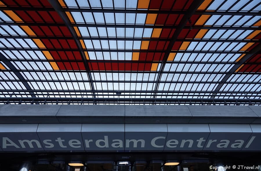 Amsterdam Centraal Station in Amsterdam tijdens mijn onderwijshistorische wandeling in het centrum van Amsterdam