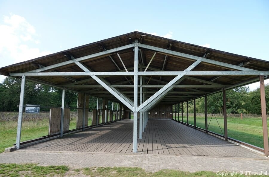 Barak 56 in Kamp Westerbork tijdens de 29e etappe van het Westerborkpad / Copyright JTravel.nl