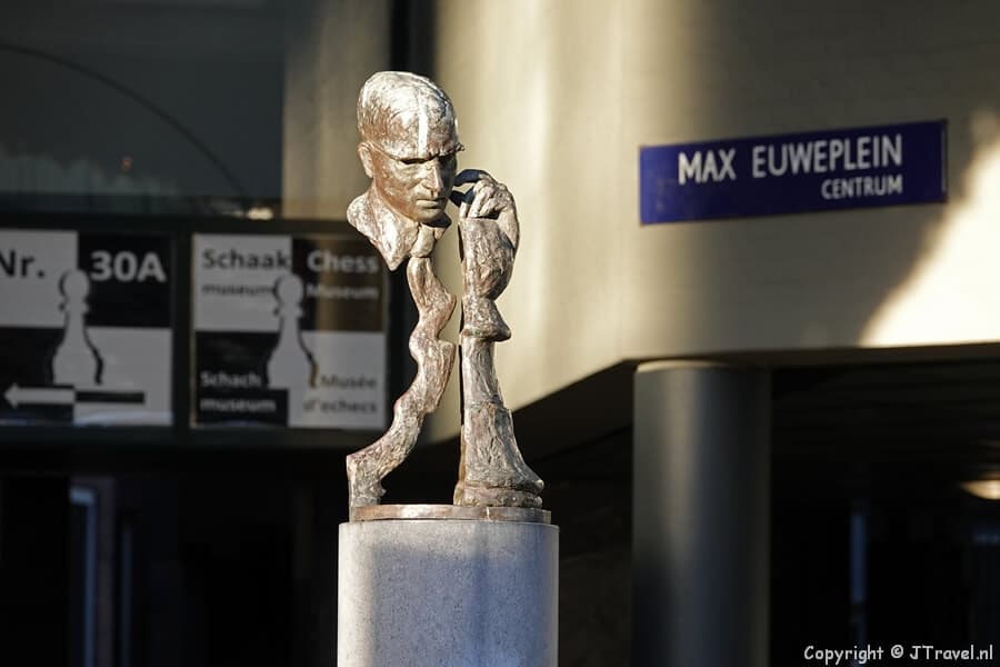 Beeld van Max Euwe in Amsterdam tijdens mijn onderwijshistorische wandeling in het centrum van Amsterdam