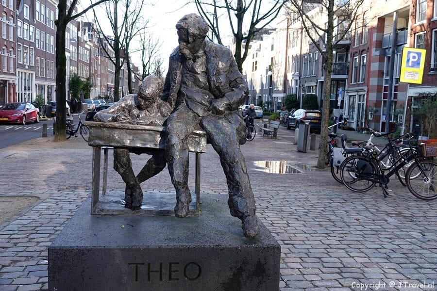Beeld van Theo Thijssen in Amsterdam tijdens mijn onderwijshistorische wandeling in het centrum van Amsterdam