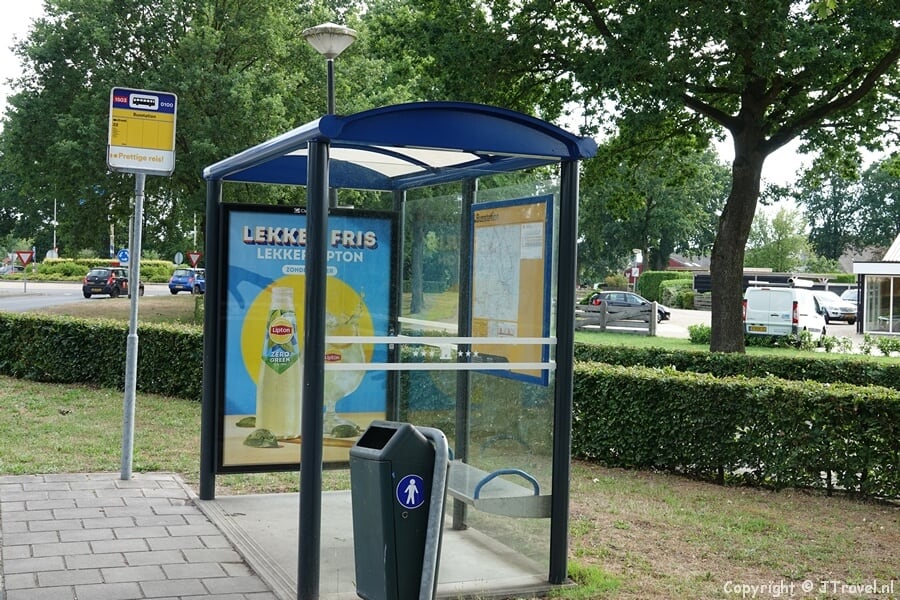 Bushalte in Hooghalen tijdens de 28e etappe van het Westerborkpad / Copyright JTravel.nl