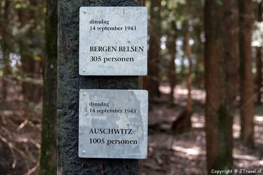 Deportatiedata in het bos bij Hooghalen tijdens de 29e etappe van het Westerborkpad / Copyright JTravel.nl