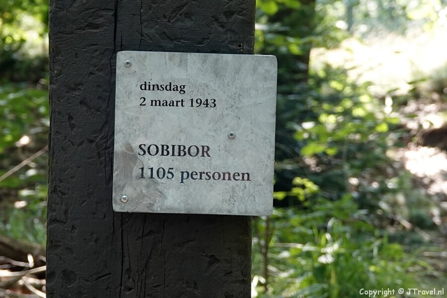 Deportatiedatum in het bos naar Kamp Westerbork tijdens de 29e etappe van het Westerborkpad / Copyright JTravel.nl