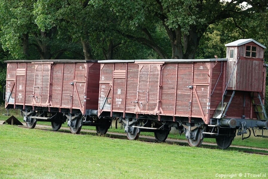 Treinwagons in Kamp Westerbork tijdens de 29e etappe van het Westerborkpad / Copyright JTravel.nl