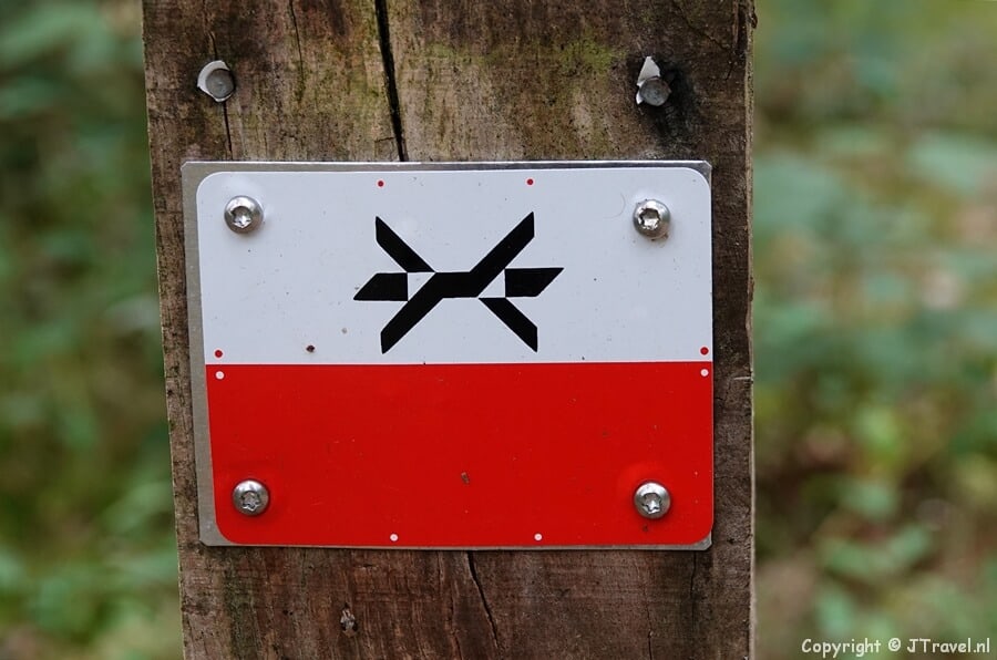 Markeringsteken tijdens de 28e etappe van het Westerborkpad / Copyright JTravel.nl
