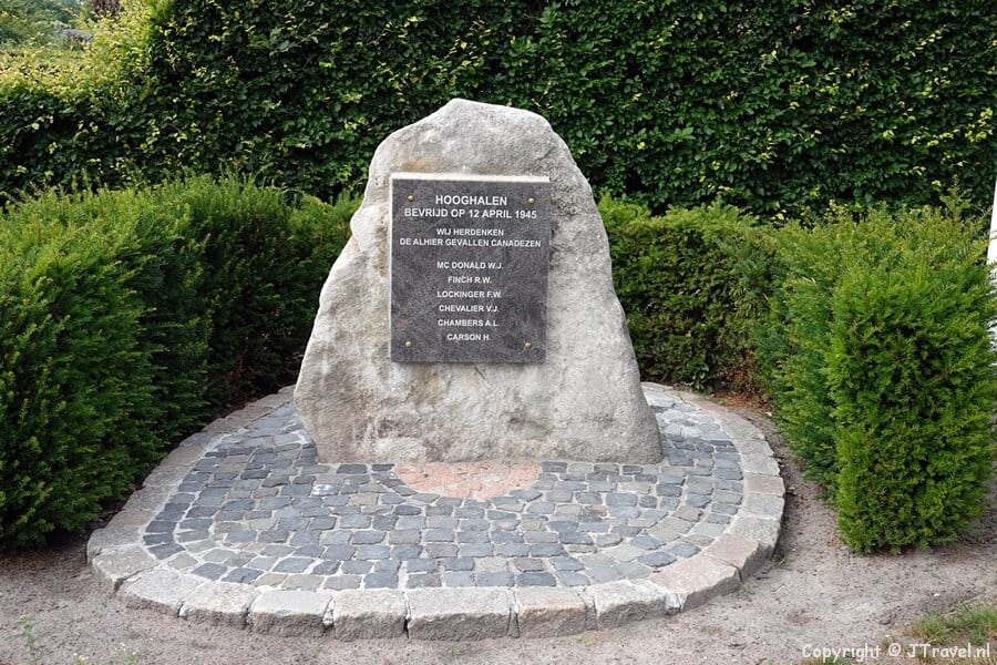 Oorlogsmonumenten in Hooghalen tijdens de 28e etappe van het Westerborkpad / Copyright JTravel.nl