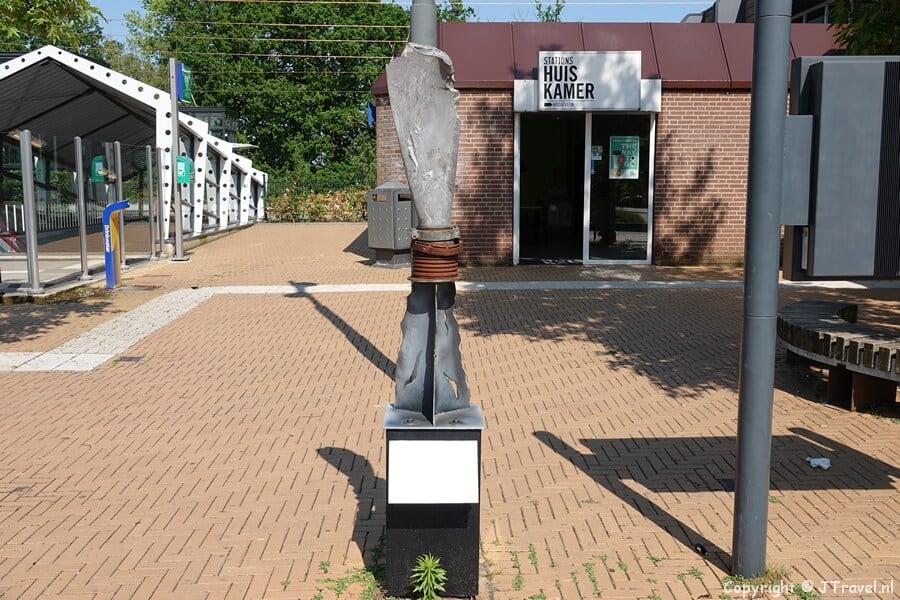Monument voor Station Hoogeveen tijdens de 25e etappe van het Westerborkpad / Copyright JTravel.nl