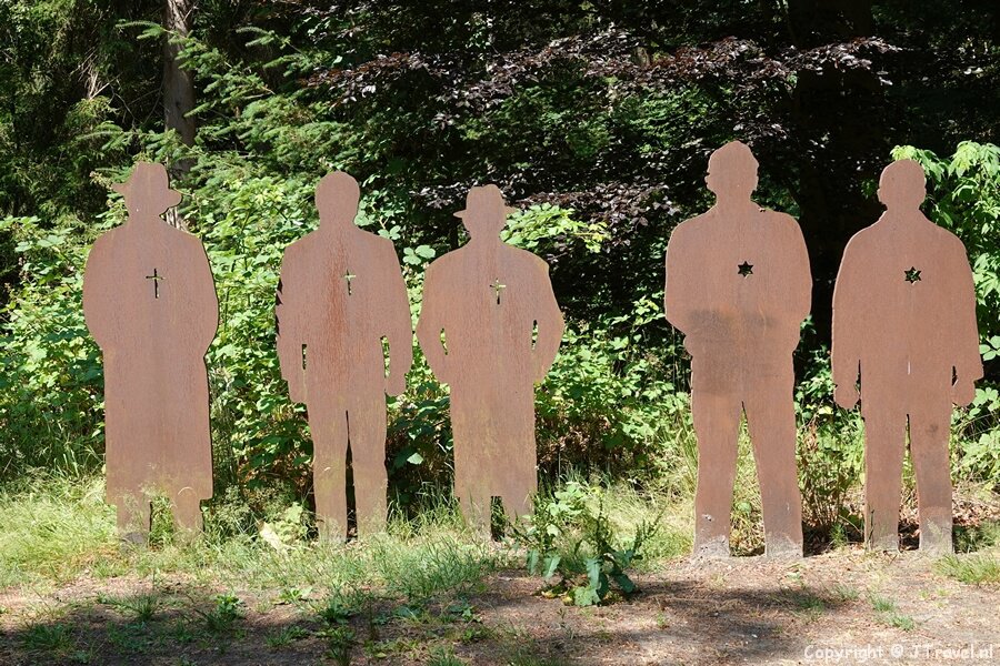 Oorlogsmonument in het Spaarbankbosch bij Hoogeveen tijdens de 25e etappe van het Westerborkpad / Copyright JTravel.nl