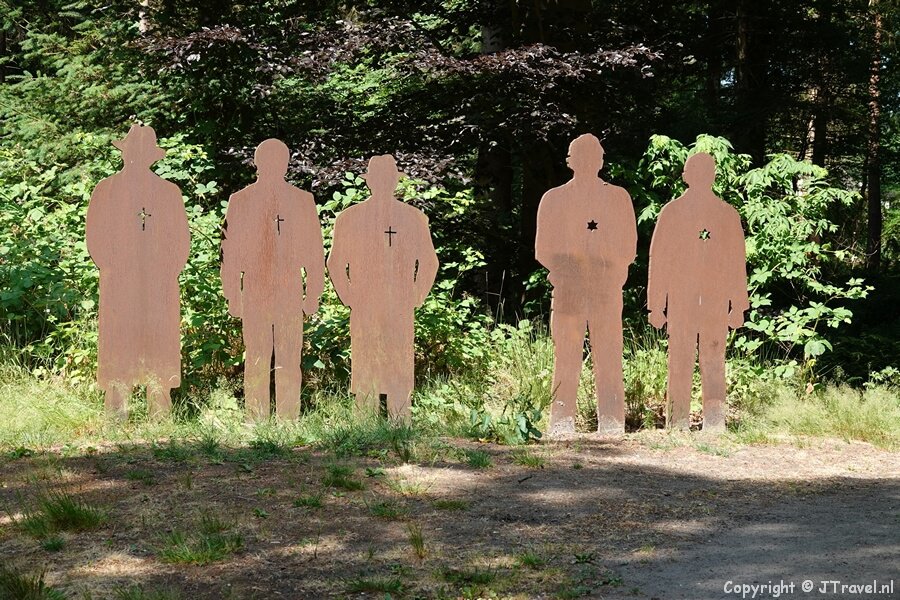 Oorlogsmonument in het Spaarbankbosch bij Hoogeveen tijdens de 25e etappe van het Westerborkpad / Copyright JTravel.nl