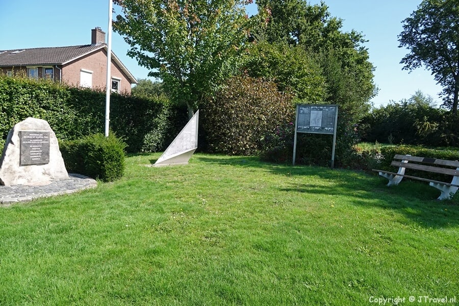 Oorlogsmonumenten in Hooghalen tijdens de 29e etappe van het Westerborkpad / Copyright JTravel.nl