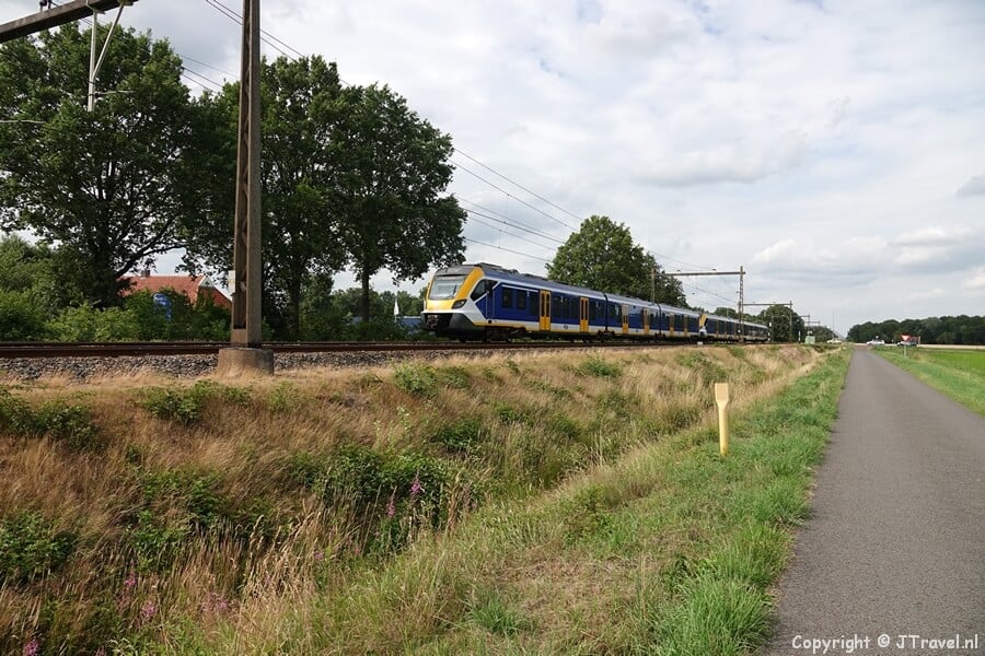 Op weg naar Hooghalen tijdens de 28e etappe van het Westerborkpad / Copyright JTravel.nl