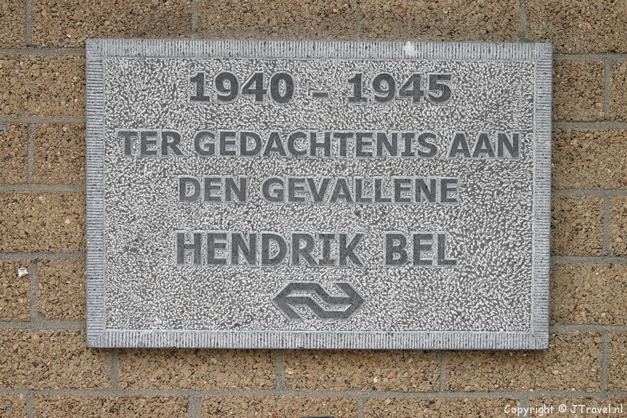 Plaquette op Station Beilen tijdens de 27e etappe van het Westerborkpad / Copyright JTravel.nl