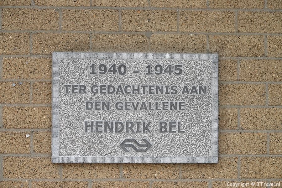Plaquette op Station Beilen tijdens de 28e etappe van het Westerborkpad / Copyright JTravel.nl