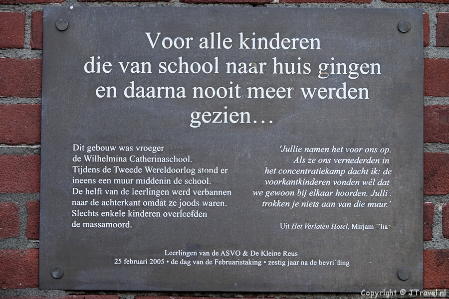 Plaquette van de Wilhelmina Catherinaschool in Amsterdam tijdens mijn onderwijshistorische wandeling in het centrum van Amsterdam