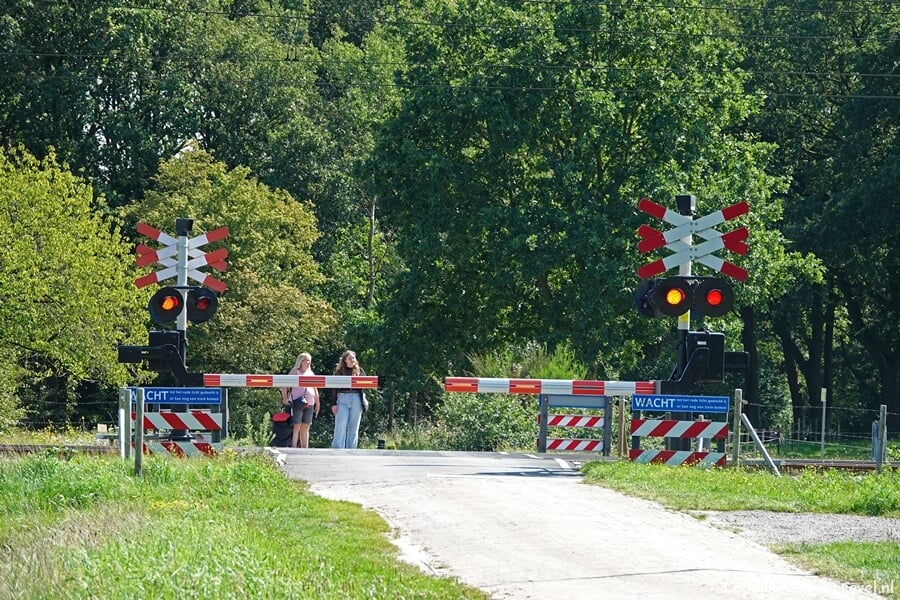 Spoorwegovergang in Hooghalen tijdens de 29e etappe van het Westerborkpad / Copyright JTravel.nl