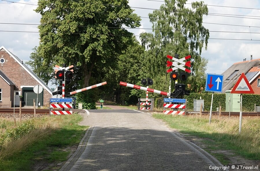 Spoorwegovergang in Wijster tijdens de 27e etappe van het Westerborkpad / Copyright JTravel.nl