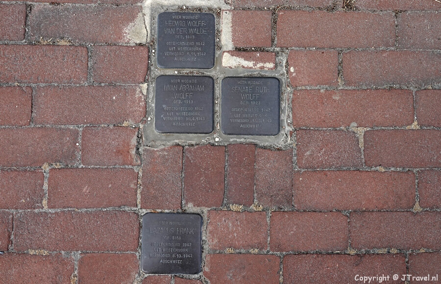 Stolpersteine voor Hedwig, Iwan en Senath Wolff en Lazarus Frank in Beilen tijdens de 28e etappe van het Westerborkpad / Copyright JTravel.nl