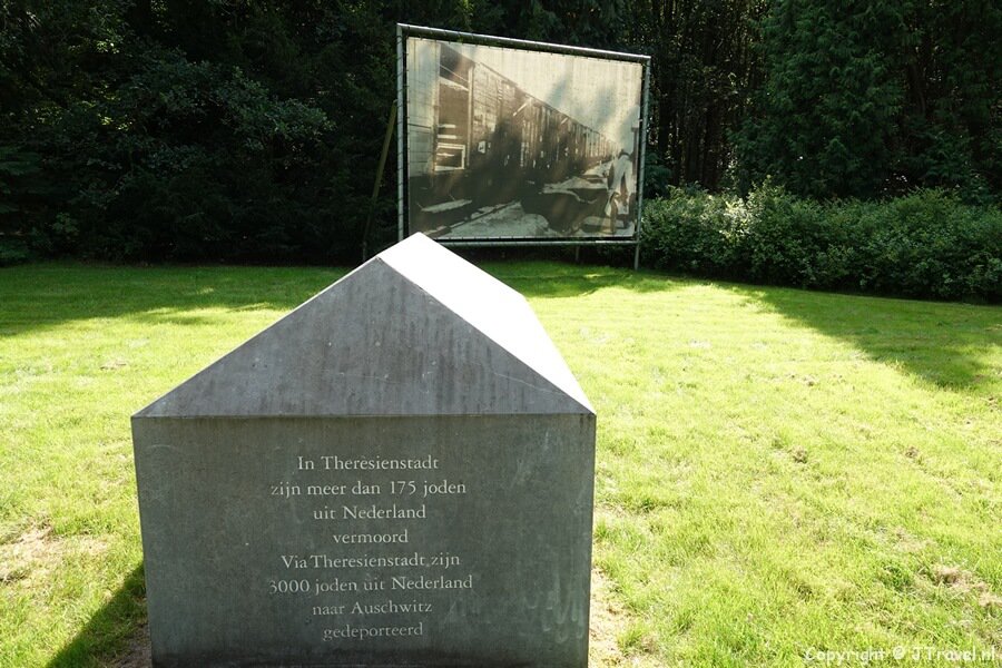 Tekens in Kamp Westerbork tijdens de 29e etappe van het Westerborkpad / Copyright JTravel.nl