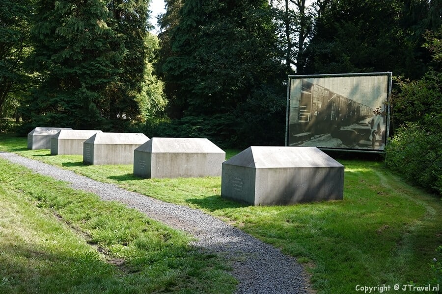 Tekens in Kamp Westerbork in Hooghalen / Copyright JTravel.nl