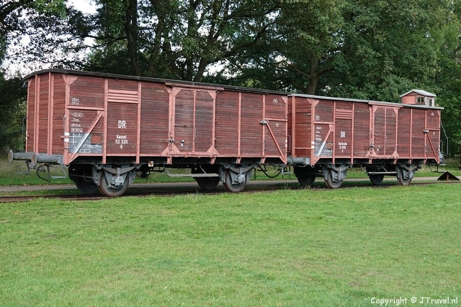Treinwagons in Kamp Westerbork tijdens de 29e etappe van het Westerborkpad / Copyright JTravel.nl