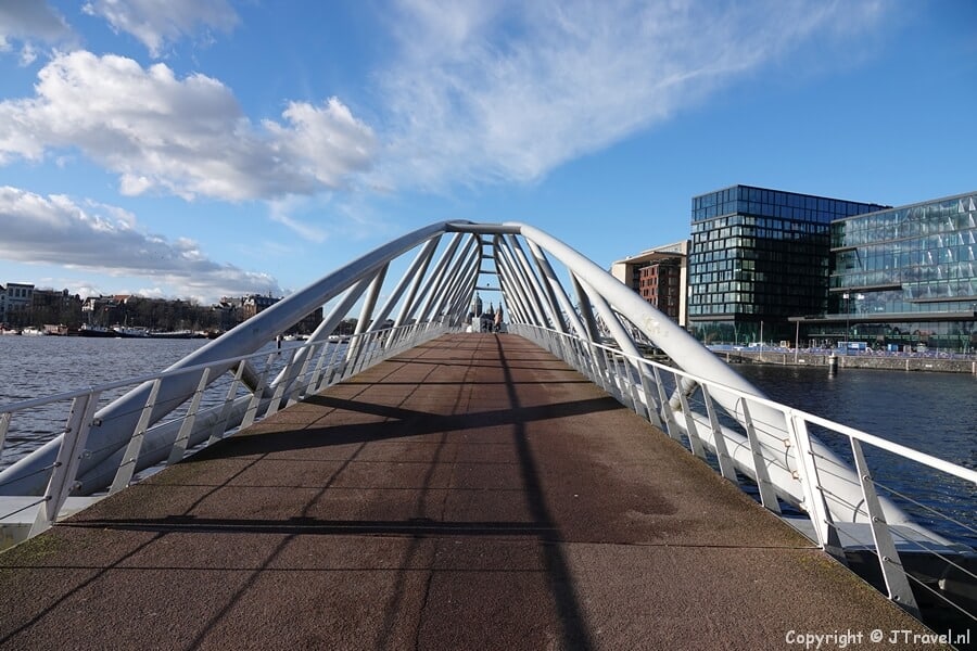 Voetgangersbrug in Amsterdam tijdens mijn onderwijshistorische wandeling in het centrum van Amsterdam