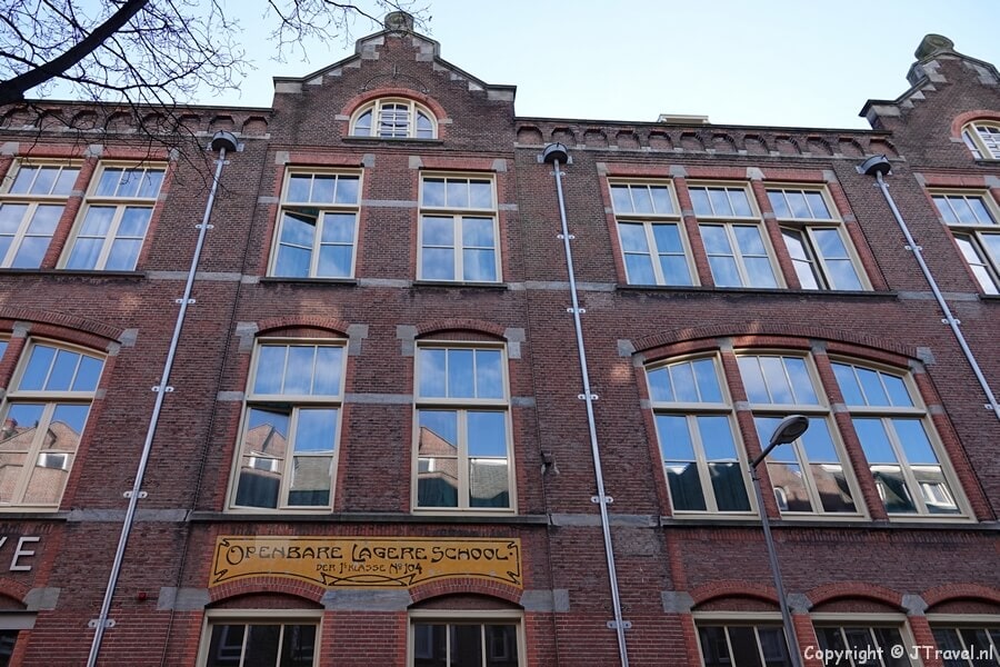 Voormalige openbare lagere school der 1e klasse nr. 104 in Amsterdam tijdens mijn onderwijshistorische wandeling in het centrum van Amsterdam