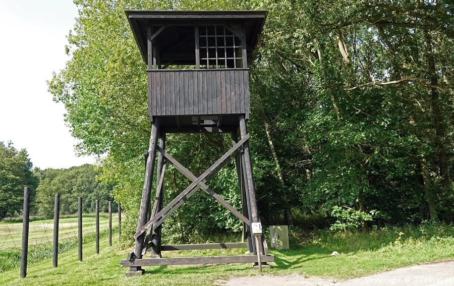 Wachttoren in Kamp Westerbork tijdens de 29e etappe van het Westerborkpad / Copyright JTravel.nl