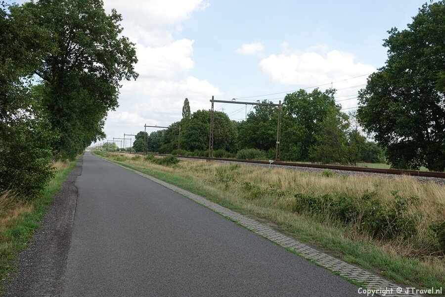 Weg langs het spoor tijdens de 27e etappe van het Westerborkpad / Copyright JTravel.nl