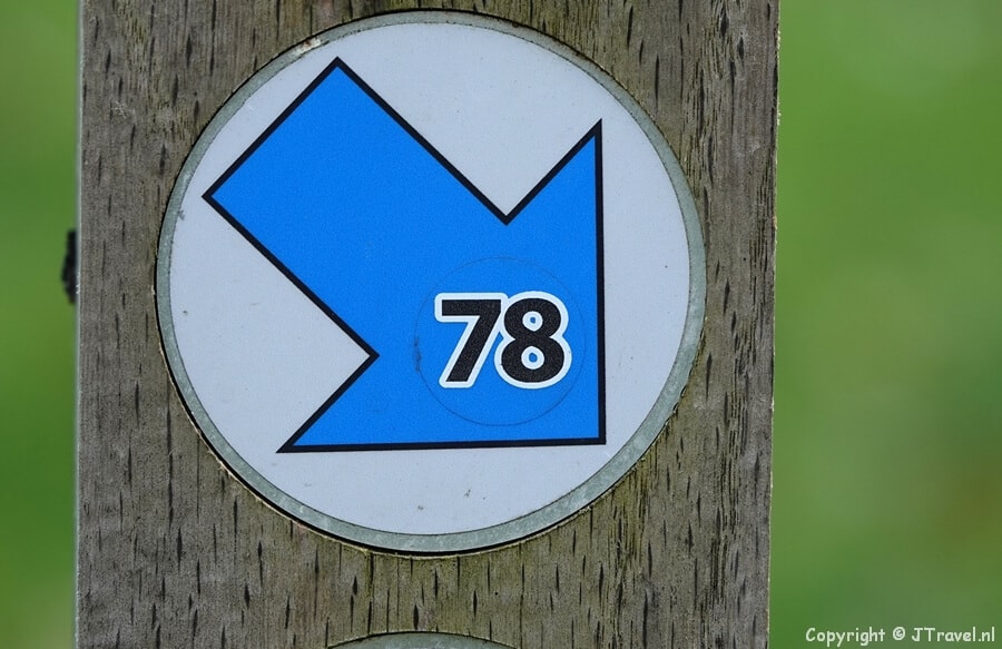 Een blauwe routepijl tijdens mijn wandeling rond de Toolenburgerplas en door PARK21 in Hoofddorp