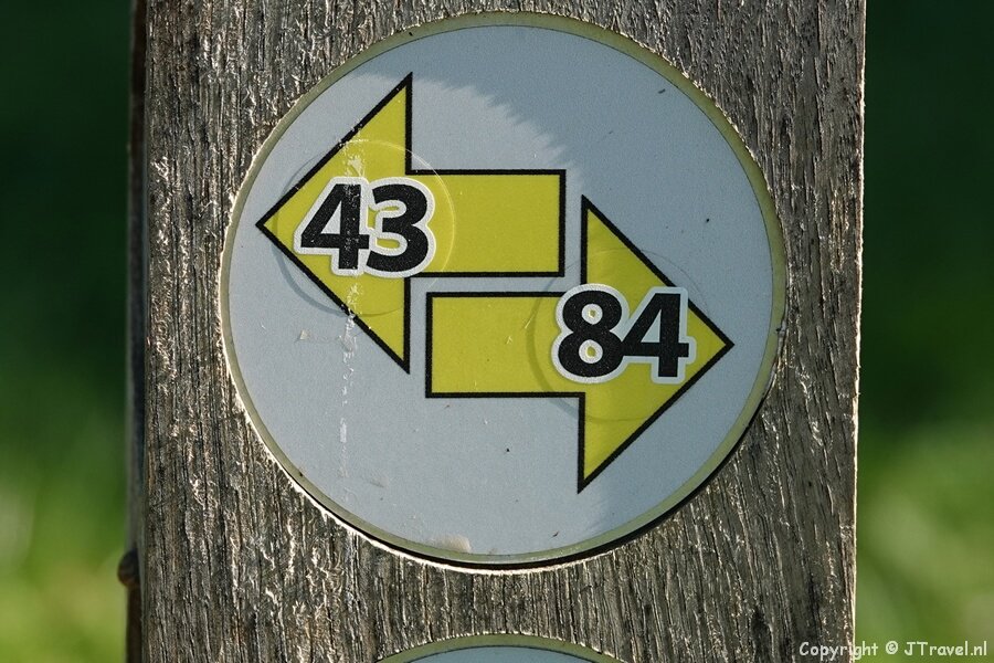 Gele routepijl tijdens mijn wandeling tussen Zwaanshoek en Hoofddorp