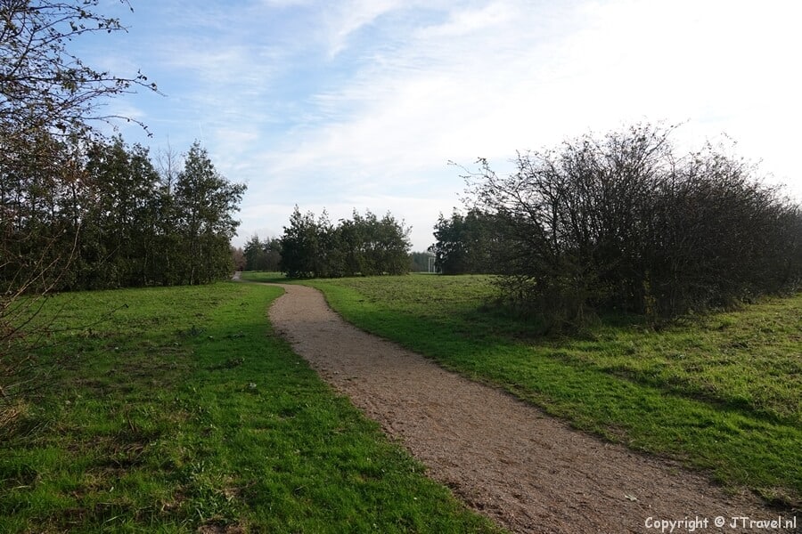 Een wandelpad tijdens mijn wandeling rond de Toolenburgerplas en door PARK21 in Hoofddorp