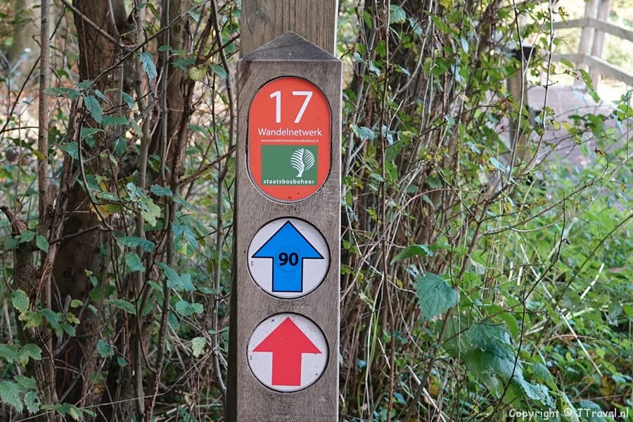 Knoooppunt 17 tijdens de rode wandelroute vanaf ingang Middenduin in Nationaal Park Zuid-Kennemerland