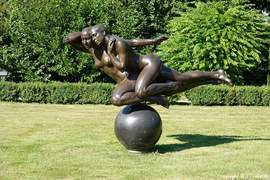 Beeldentuin van Eddy Roos achter Museum Borg Verhildersum in Leens