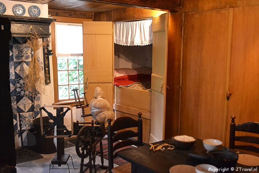 De eenkamerwoning in het Openluchtmuseum Het Hoogeland in Warffum