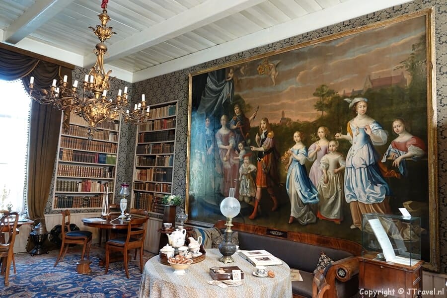De grote zaal van Museum Borg Verhildersum in Leens