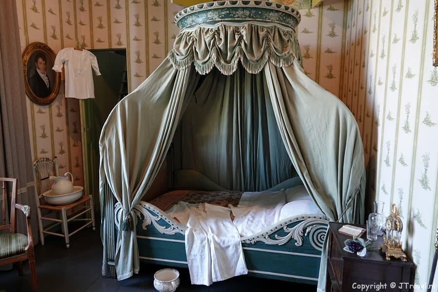 De slaapkamer van Museum Borg Verhildersum in Leens