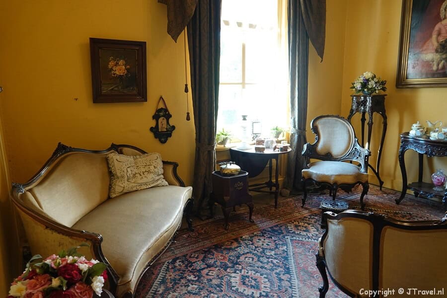 Het boudoir in Museum Borg Verhildersum in Leens