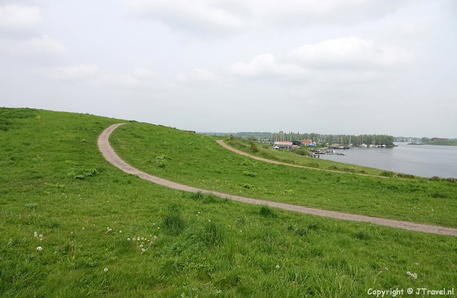 Op de voormalige vuilstort Schoteroog tijdens mijn bergwandeling in de Haarlemmermeer