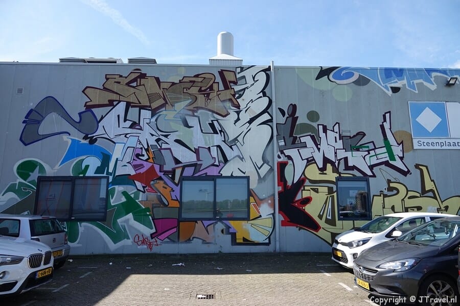 Street art van Adrian Falkner tijdens mijn street art wandeling in de Rotterdamse wijk Feijenoord