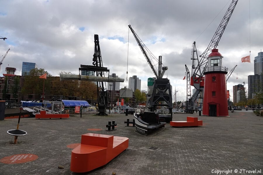 Het buitenterrein van het Maritiem Museum tijdens mijn wandeling in Rotterdam