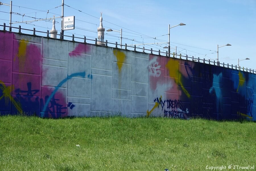 Street art van Onesiker tijdens mijn street art wandeling in de Rotterdamse wijk Feijenoord