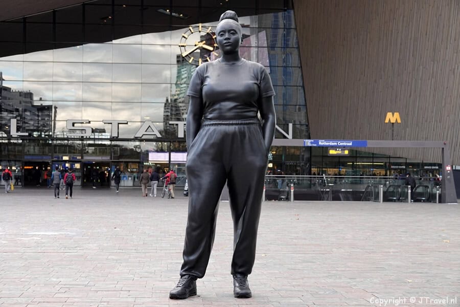 Standbeeld Moments Contained voor Rotterdam Centraal Station tijdens mijn wandeling in Rotterdam