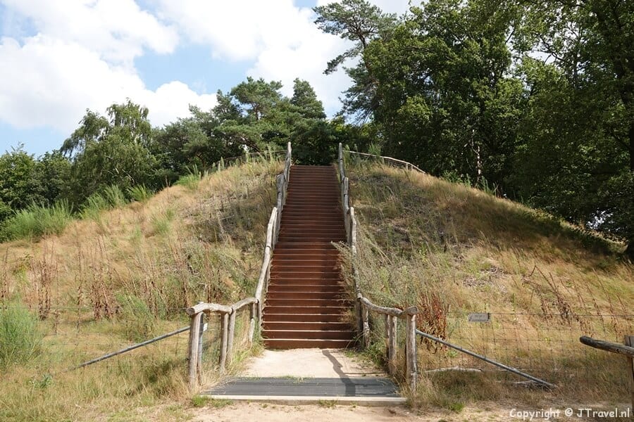 De Tafelberg tijdens mijn wandeling over de Blaricummerheide en de Tafelbergheide