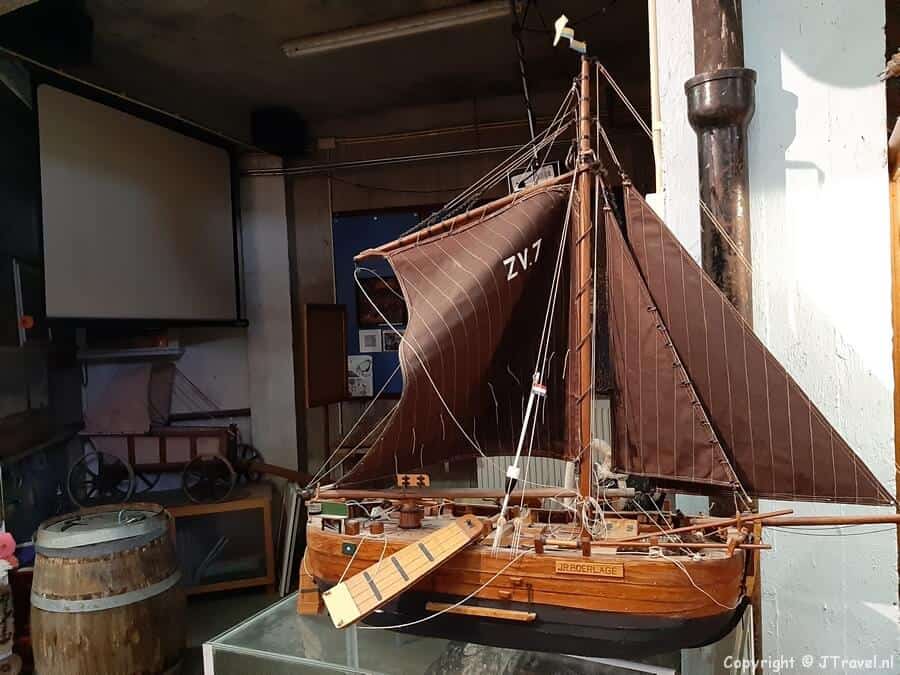 Een scheepsmodel in het Juttersmu-ZEE-um in Zandvoort