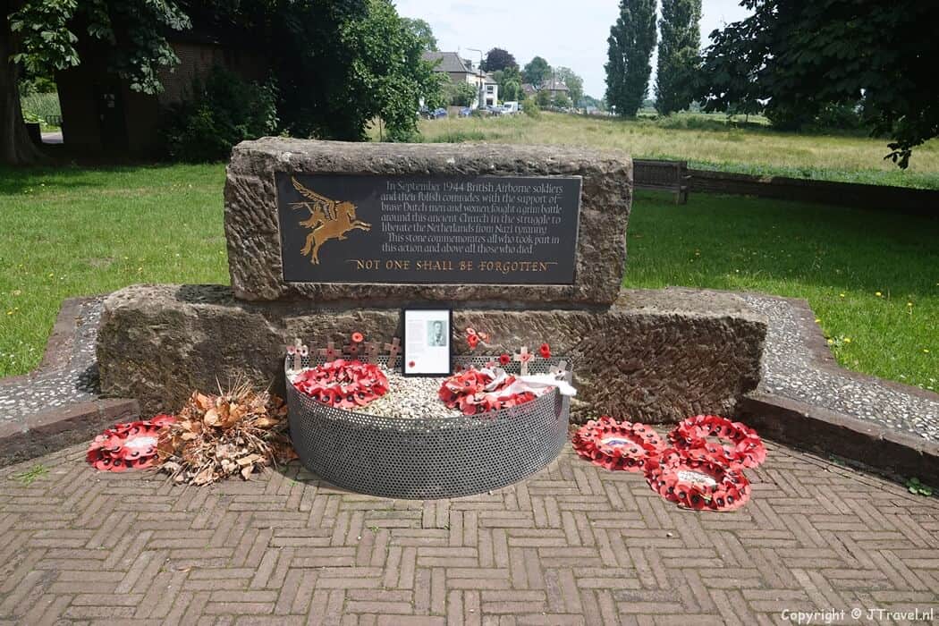 Monument bij de Oude Kerk in Oosterbeek tijdens de 6e etappe van het Pad van de Vrijheid tussen Driel en Oosterbeek