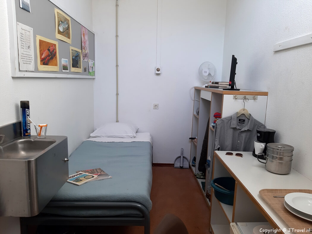 De binnenkant van een cel in het het Oranjehotel Junior in het Nationaal Monument Oranjehotel in Den Haag