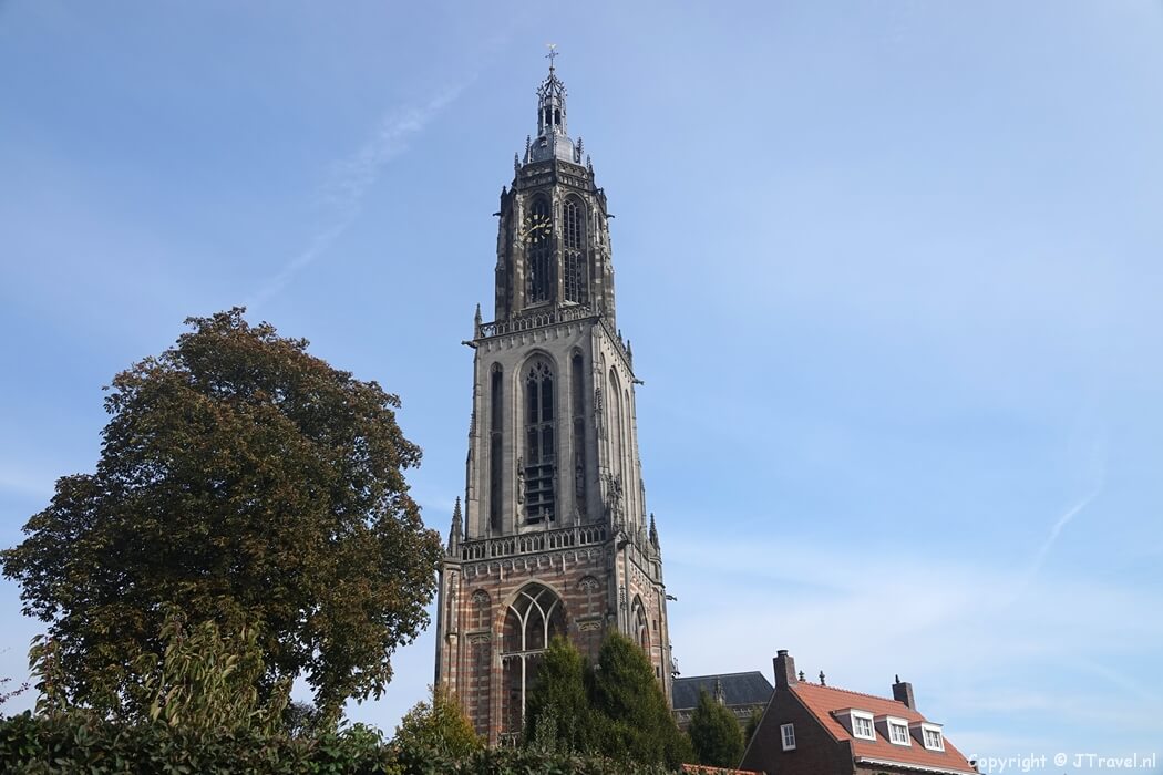 De Cunerakerk in Rhenen tijdens de 12e etappe van het Pad van de Vrijheid tussen Veenendaal Prattenburg en Rhenen