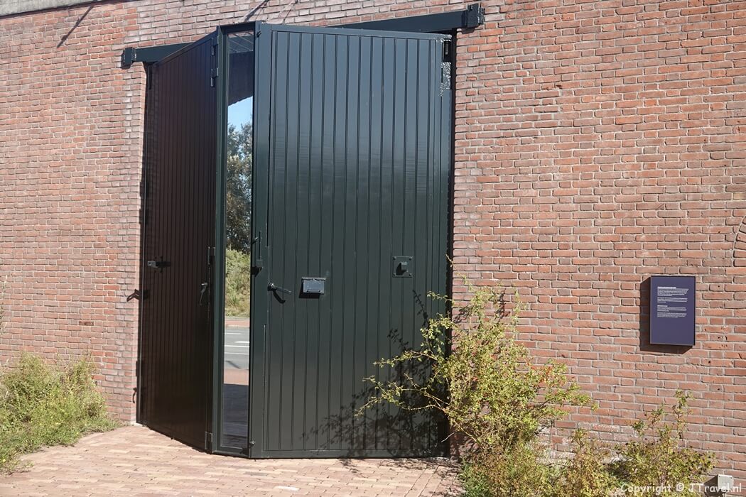De grote poort van het Nationaal Monument Oranjehotel in Den Haag