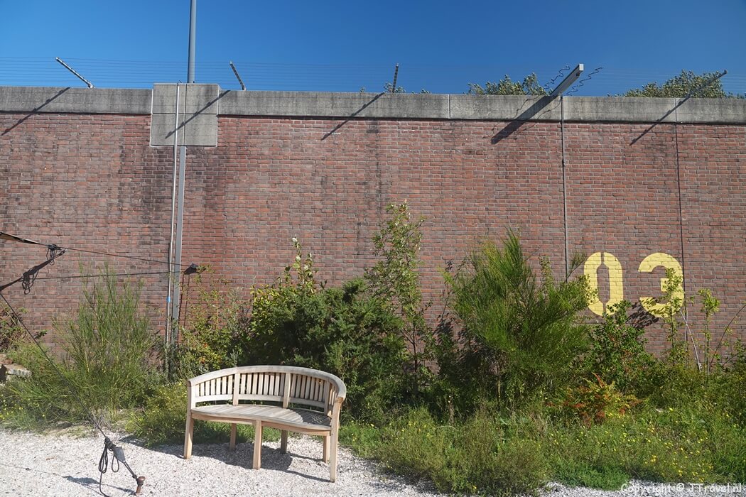 Het buitenterrein van het Nationaal Monument Oranjehotel in Den Haag