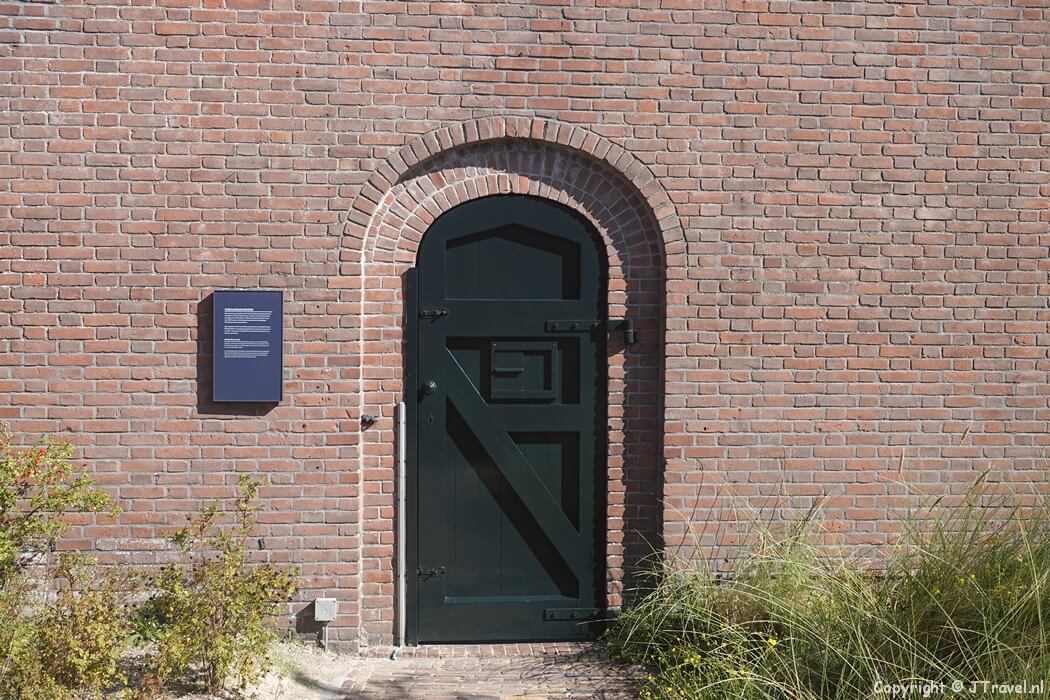 Het poortje van het Nationaal Monument Oranjehotel in Den Haag